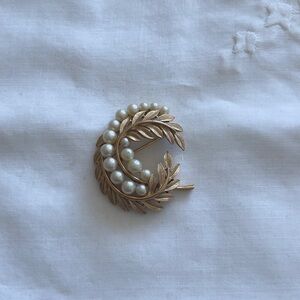 Elegant Gold and Pearl Leaf Brooch